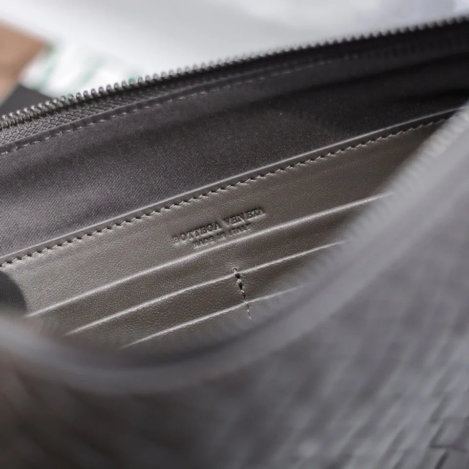 460 BOTTEGA VENETA 2020 early autumn new woven lambskin storage bag. This handbag is slim and compact, but has ample space. It is made of high-grade lambskin material and handmade using the iconic INTRECCIATO leather weaving process. The interior is equipped with 1 zipper pocket and 6 card pockets. The interior is lined with imported coffee-colored brushed cloth and equipped with leather zipper pullers. Size: 30*20 Model: 80-3